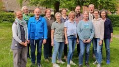 Landkreis Rotenburg(eb). Der Ambulante Hospizdienst des Kirchenkreises Bremervörde-Zeven freut sich, neun neue ausgebildete Ehrenamtliche zu begrüßen. Von November 2023 bis Mai 2024 haben sich sieben Frauen und zwei Männer intensiv mit dem Thema Sterben, Tod und Trauer beschäftigt. Sie haben ihre eigene Haltung gestärkt und das ruhige Eingehen auf Bedürfnisse Sterbender und ihrer Angehörigen geübt. Sie sind nun mit viel Offenheit in die Gruppen in Zeven, Selsingen und Bremervörde aufgenommen worden und sind hochmotiviert für ihre Aufgaben. Der Ambulante Hospizdienst ist unter 0160/90330685 oder hospizdienst.org zu erreichen.