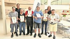 Boris Thomas und Pirka von der Wense ehrten die Werkstatt-Beschäftigten der Lebenshilfe Bremervörde/Zeven aus der Montagegruppe, die Lattenroste für die Thomas Holding zusammenbaut.