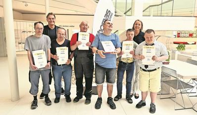 Boris Thomas und Pirka von der Wense ehrten die Werkstatt-Beschäftigten der Lebenshilfe Bremervörde/Zeven aus der Montagegruppe, die Lattenroste für die Thomas Holding zusammenbaut.