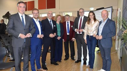 (v. l.) David McAllister (MdEP), Dirk Frederik Stelling (Ortsbürgermeister), Lars Leminski (Schulleiter BBS), Martina Steinvorth (Dezernentin RLSB), Reinhard Lindenberg (WFB-Kreistagsabgeordneter Landkreis ROW und Ex-BBS-Lehrer), Marco Prietz (Landrat), Vanessa-Kim Zobel (MdB) und Michael Hannebacher (Bürgermeister Stadt Bremervörde) feierten den 150. Geburtstag