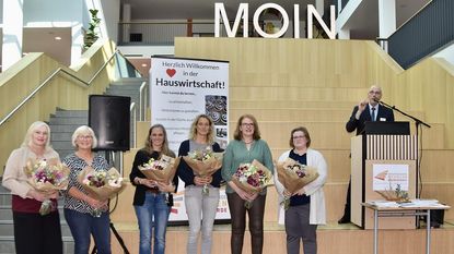 Schulleiter Lars Leminski bedankte sich bei den Hauswirtschafterinnen.