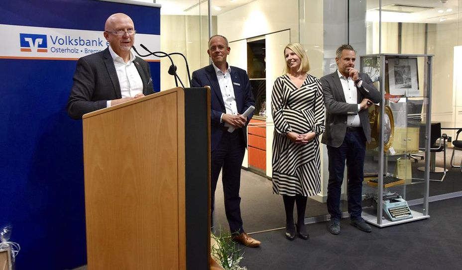 (v. l.) Bürgermeister Michael Hannebacher und die Vorstandsmitglieder Jan Mackenberg, Stefanie kase und Michael Kersting feierten mit Mitarbeitenden, Freunden und Kunden.