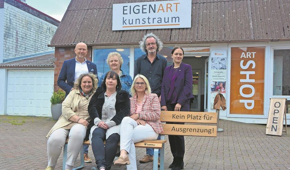 Kerstin Tack (sitzend v. li.) mit Catharina Hauser, Uta Weihbusch sowie (stehend v. li.) Michael Hannebacher, Regina Wenning, Andreas von Glahn und Stefanie Akwa.