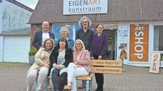 Kerstin Tack (sitzend v. li.) mit Catharina Hauser, Uta Weihbusch sowie (stehend v. li.) Michael Hannebacher, Regina Wenning, Andreas von Glahn und Stefanie Akwa.