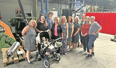 Sind stolz auf den Unternehmensverbund: Ulrike Schrage (Mitte, pinkes Shirt) mit den Anwesenden der Firmen.