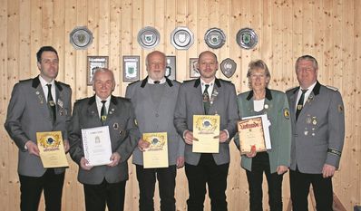 Die geehrten Mitglieder (v. l.): Moritz Brünjes, Kurt Wrieden, Rainer Müller, Markus Wöhltjen, Martina Timm und Präsident 
Bernd Ruröde