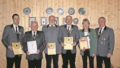 Die geehrten Mitglieder (v. l.): Moritz Brünjes, Kurt Wrieden, Rainer Müller, Markus Wöhltjen, Martina Timm und Präsident 
Bernd Ruröde