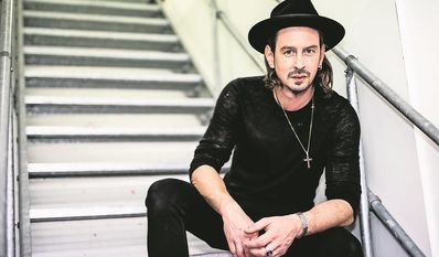 Die Band Very Happy Feet wird „Zwischen den Stühlen“ mit einer beeindruckenden Show beenden.