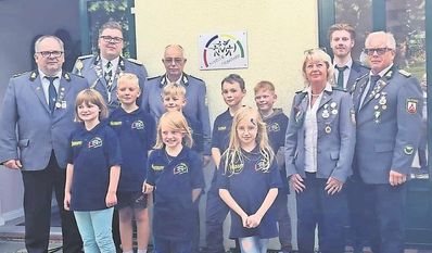 Trainer, Betreuende und die Kinder freuen sich über die neue Bekleidung.