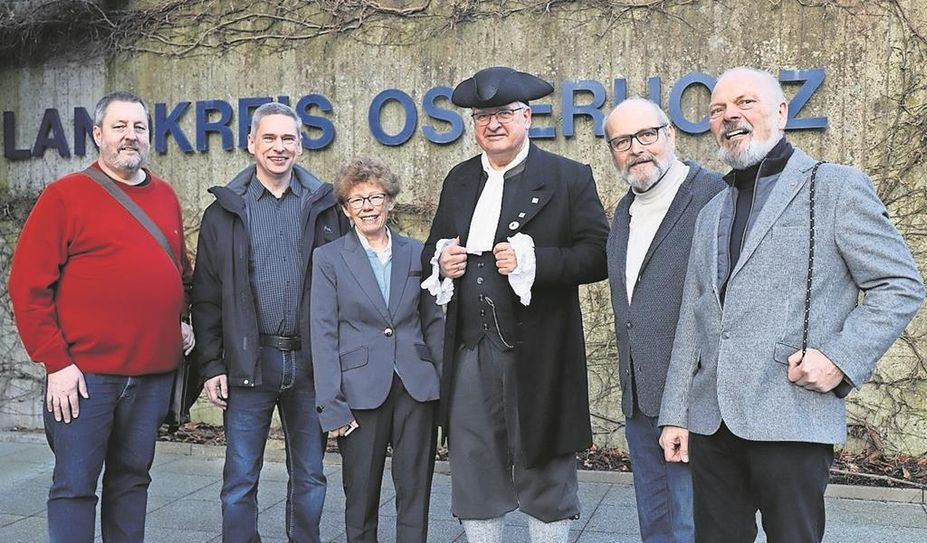 Die Fotografen und der Moorkommissar: (v. l.) Thomas Doerbandt, Ralf Nentwig, Michaela Klüver-Spreng, Jürgen Christian Findorff (Matthias Mahnke), Bernhard Schmid und Hans Roland Becker.