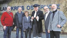 Die Fotografen und der Moorkommissar: (v. l.) Thomas Doerbandt, Ralf Nentwig, Michaela Klüver-Spreng, Jürgen Christian Findorff (Matthias Mahnke), Bernhard Schmid und Hans Roland Becker.