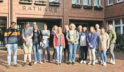Eltern und Elternratsvorsitzende kamen zur Stadtratssitzung in Bremervörde, um auf die Missstände an den Grundschulen hinzuweisen.