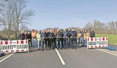 Die am Bau Beteiligten sowie die Politiker aus den Gemeinden und des Landkreises freuen sich, dass sie die Straße schon eher freigeben konnten, als geplant.