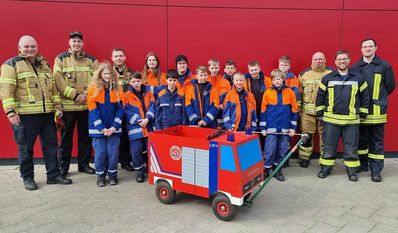 Die Jugendfeuerwehr hatte für „OHZ räumt auf“ ihren eigenen „Einsatzwagen“ dabei. Foto: eb