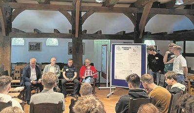 (v. l.) Bürgermeister Stefan Schwenke, Jan Bohlin (SPD), Ortspolizist Mirko Marucha und Werner Schlüter (UWG) hören sich die Sorgen und Wünsche der Jugendlichen an.
