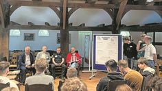 (v. l.) Bürgermeister Stefan Schwenke, Jan Bohlin (SPD), Ortspolizist Mirko Marucha und Werner Schlüter (UWG) hören sich die Sorgen und Wünsche der Jugendlichen an.
