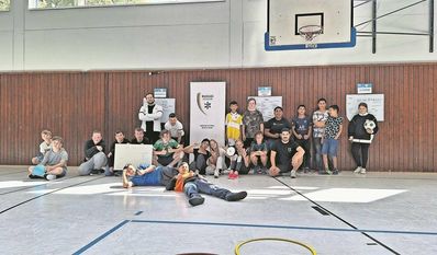 Die Gruppe vor den Ergebnissen ihrer Arbeit. Die Organisatoren hoffen, dass sie nachhaltige Wirkung hat.