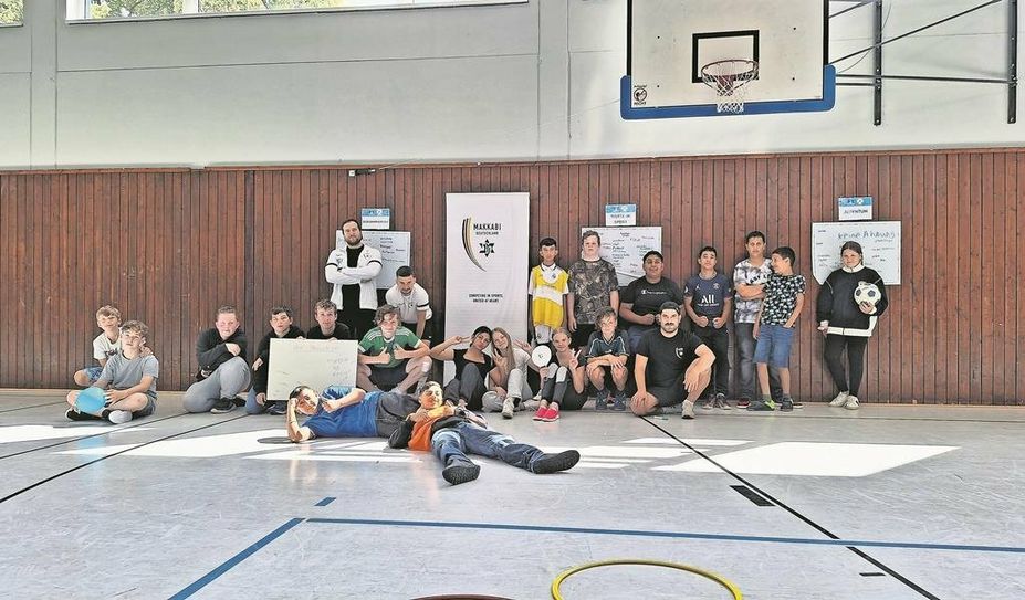 Die Gruppe vor den Ergebnissen ihrer Arbeit. Die Organisatoren hoffen, dass sie nachhaltige Wirkung hat.