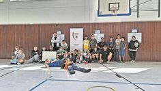 Die Gruppe vor den Ergebnissen ihrer Arbeit. Die Organisatoren hoffen, dass sie nachhaltige Wirkung hat.