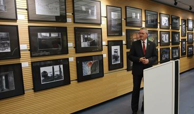 Ein Anlass ist, „sich daran zu erinnern, dass Grausamkeit und Unmenschlichkeit in jeder Gesellschaft permanent schlummern“, so die Fotografen Hans-Roland Becker und Bernhard Schmid, die Bilder des Lagers zeigen.
