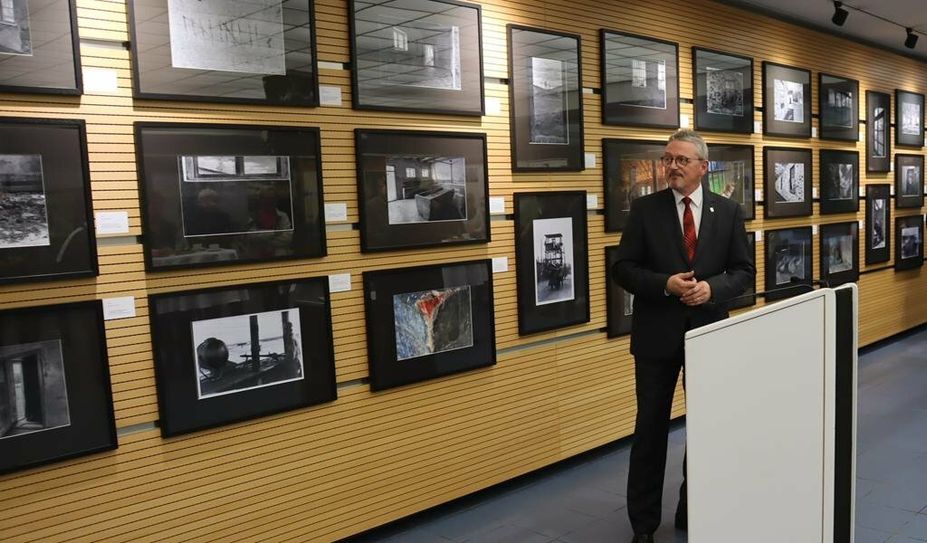 Ein Anlass ist, „sich daran zu erinnern, dass Grausamkeit und Unmenschlichkeit in jeder Gesellschaft permanent schlummern“, so die Fotografen Hans-Roland Becker und Bernhard Schmid, die Bilder des Lagers zeigen.