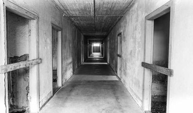 Ein Anlass ist, „sich daran zu erinnern, dass Grausamkeit und Unmenschlichkeit in jeder Gesellschaft permanent schlummern“, so die Fotografen Hans-Roland Becker und Bernhard Schmid, die Bilder des Lagers zeigen.