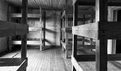 Ein Anlass ist, „sich daran zu erinnern, dass Grausamkeit und Unmenschlichkeit in jeder Gesellschaft permanent schlummern“, so die Fotografen Hans-Roland Becker und Bernhard Schmid, die Bilder des Lagers zeigen.