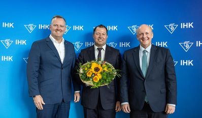 IHK-Interimspräsident Andreas Meyer (links) und IHK-Hauptgeschäftsführer Christoph von Speßhardt (rechts) gratulierten Sebastian Vossmann zur Wahl.