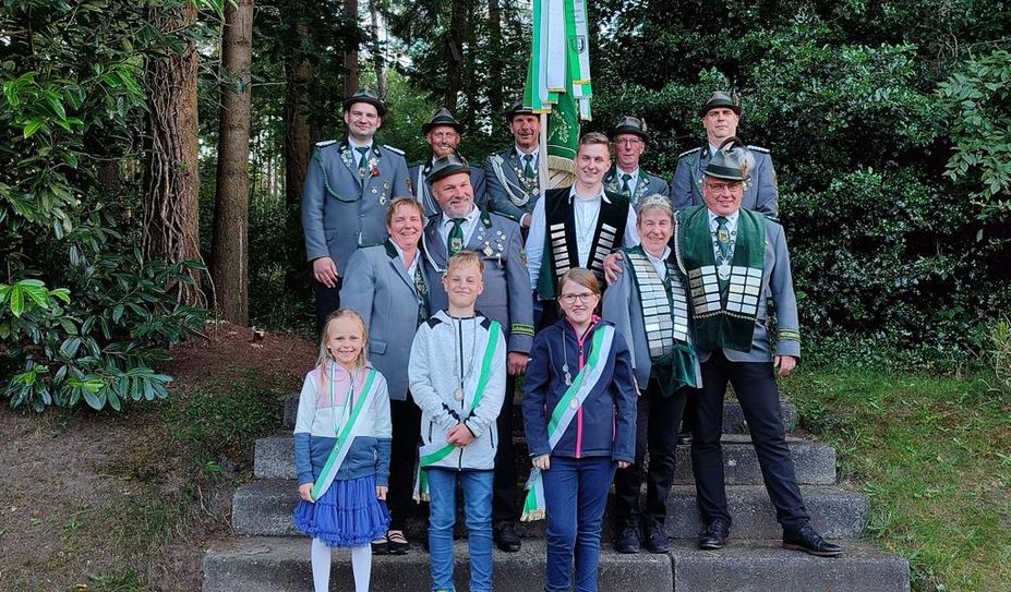 Das noch amtierende Königshaus wird ein letztes Mal gefeiert, bevor beim Schützenfest neue Majestäten ermittelt werden.