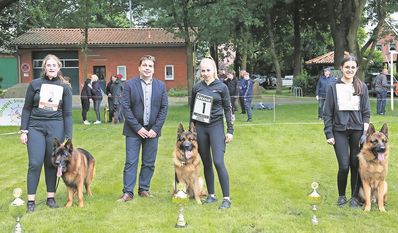 Zuchtrichter Horst Janssen mit drei Teilnehmerinnen. Die Hunde wurden den Jugendlichen für die Schau zur Verfügung gestellt.