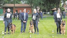 Zuchtrichter Horst Janssen mit drei Teilnehmerinnen. Die Hunde wurden den Jugendlichen für die Schau zur Verfügung gestellt.