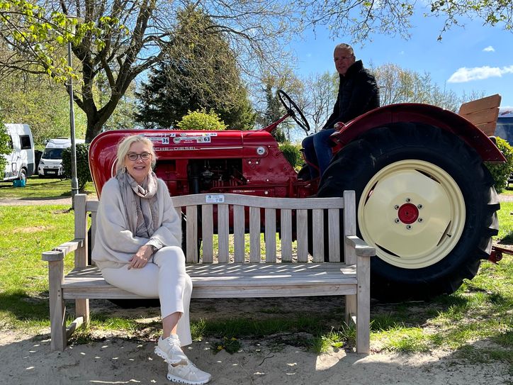 Ulrike Römer vom Lions-Club Worpswede und Sascha Zühlke vom PDCE am Hammestrand