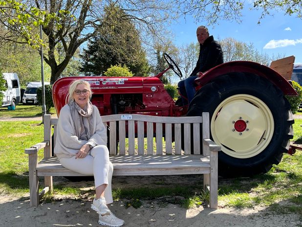 Ulrike Römer vom Lions-Club Worpswede und Sascha Zühlke vom PDCE am Hammestrand
