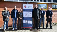 Der Mobile Retter Patrick Bloom (v. li.), Tobias Rosenbrock (ärztlicher Leiter Rettungsdienst), Raphaela Vink (Koordinatorin Landkreis), Sven Schnackenberg (Multiplikator), Frank Thies (Amtsleiter Landkreis) und Florian Mügge (Disponent Einsatzleitstelle) engagieren sich für die Mobilen Retter.