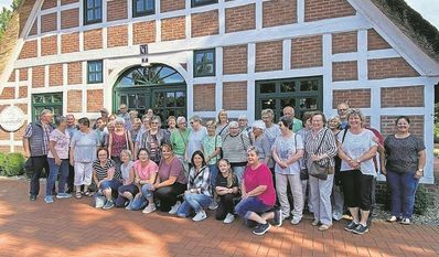 Lamstedt (eb). Der DRK-Ortsverein Mittelstenahe konnte Anfang Juli die Sommer-Radtour unternehmen. 43 Teilnehmende von jung bis alt fuhren von Mittelstenahe in Richtung Armstorf. Nach kurzer Zeit, mit einigen Pausen, erreichte die Gruppe das Landcafé Armstorf. Dort gab es ein kaltes und warmes Buffet. Im nächsten Jahr steht das Café nicht mehr zur Einkehr zur Verfügung, weshalb sich die Radelnden auf eine neue Route freuen dürfen. Bevor es zurück nach Hause ging, stellte sich die Gruppe noch zum Foto vor das Landcafé auf.