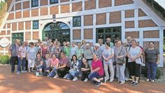 Lamstedt (eb). Der DRK-Ortsverein Mittelstenahe konnte Anfang Juli die Sommer-Radtour unternehmen. 43 Teilnehmende von jung bis alt fuhren von Mittelstenahe in Richtung Armstorf. Nach kurzer Zeit, mit einigen Pausen, erreichte die Gruppe das Landcafé Armstorf. Dort gab es ein kaltes und warmes Buffet. Im nächsten Jahr steht das Café nicht mehr zur Einkehr zur Verfügung, weshalb sich die Radelnden auf eine neue Route freuen dürfen. Bevor es zurück nach Hause ging, stellte sich die Gruppe noch zum Foto vor das Landcafé auf.