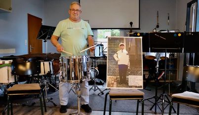 Karsten Renken ist 1. Vorsitzender und Stabführer. Daneben Namensgeber Hermann Ackermann.