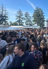 Das Day Drinking-Event findet erneut auf der Partywiese statt.