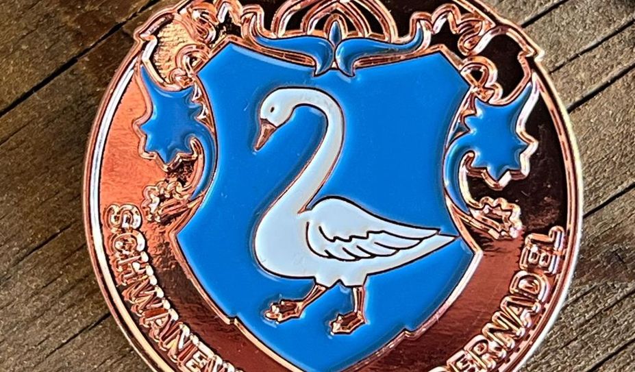 Die Schwaneweder Wandernadel gibt es ab dem 19. Juni.