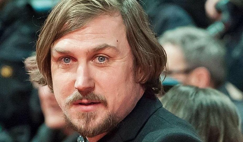 Lars Eidinger spielt die Hauptrolle Franz Walter, dessen reales Vorbild Dr. Werner Teske ist.