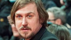 Lars Eidinger spielt die Hauptrolle Franz Walter, dessen reales Vorbild Dr. Werner Teske ist.