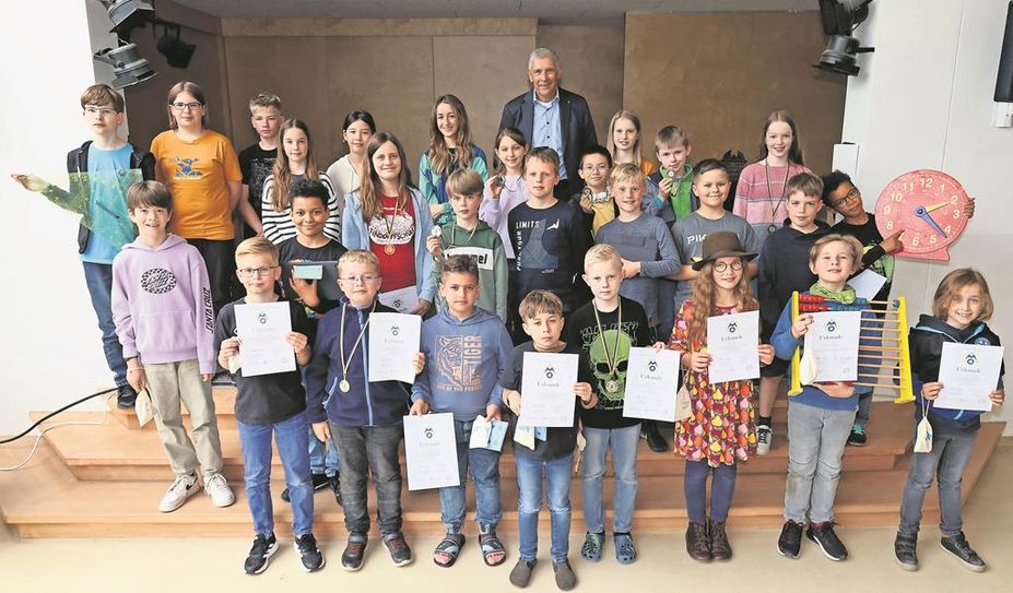 Bürgermeister Torsten Rohde (hinten Mitte) ist stolz auf die Nachwuchsmathematiker:innen.