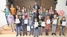 Bürgermeister Torsten Rohde (hinten Mitte) ist stolz auf die Nachwuchsmathematiker:innen.