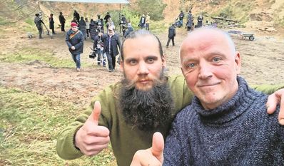 Jan Ole Peters und Ralf G. Poppe nach Drehschluss in einer Sandkuhle.