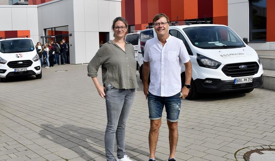 Inga Rathjens und Lothar Schwarz begleiteten die Jugendlichen beim Berufsparcours.