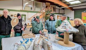 Die Requisiten aus Pappmaschee werden für das anstehende Filmprojekt „Die wilde Winzling Wanderung“ gebraucht.