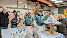 Die Requisiten aus Pappmaschee werden für das anstehende Filmprojekt „Die wilde Winzling Wanderung“ gebraucht.