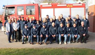 Gruppenbild in den neuen Softshell-Jacken vor dem Löschgruppenfahrzeug
