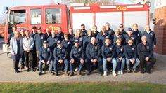 Gruppenbild in den neuen Softshell-Jacken vor dem Löschgruppenfahrzeug