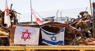 Ausgebrannte Fahrzeuge nach dem Angriff der Hamas am 7. Oktober dienen nun als Mahnmal und Erinnerung an den Angriff.